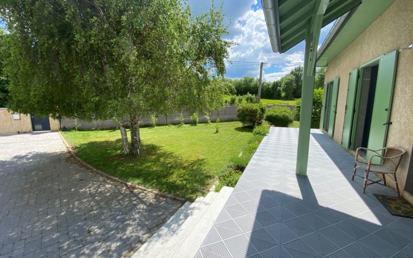 Maison T5 de 150 M² avec une terrasse de 42 m², 2 garages, une cour, et un jardin.