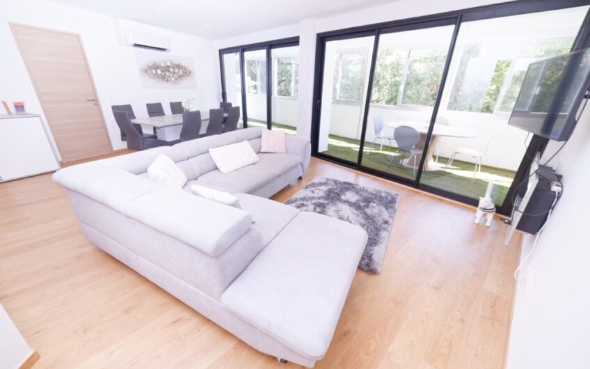 SUPERBE APPARTEMENT MEUBLE DE 131 M² AVEC VERANDA/TERRASSE DE 20 M²