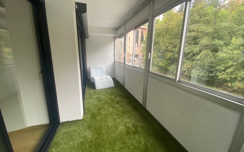 SUPERBE APPARTEMENT MEUBLE DE 131 M² AVEC VERANDA/TERRASSE DE 20 M²