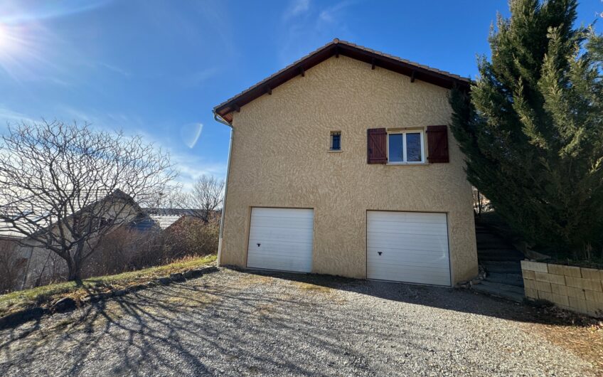 Maison T4 de 91.44 m² avec jardin + double garage de 60 m² et cave de 43 m²