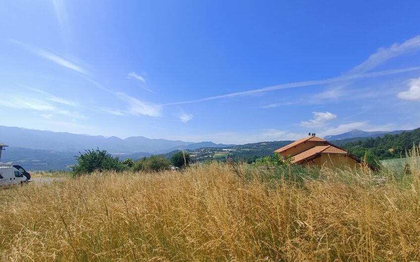 TERRAIN A BATIR DE 1076 M²