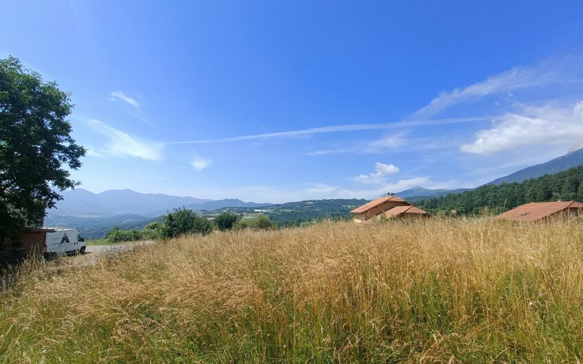 TERRAIN A BATIR DE 1076 M²