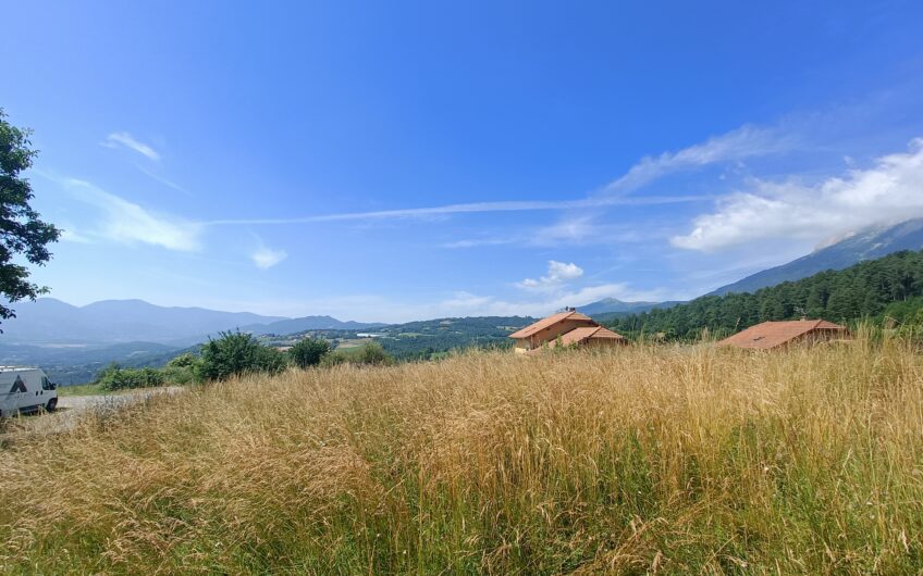 TERRAIN A BATIR DE 1076 M²