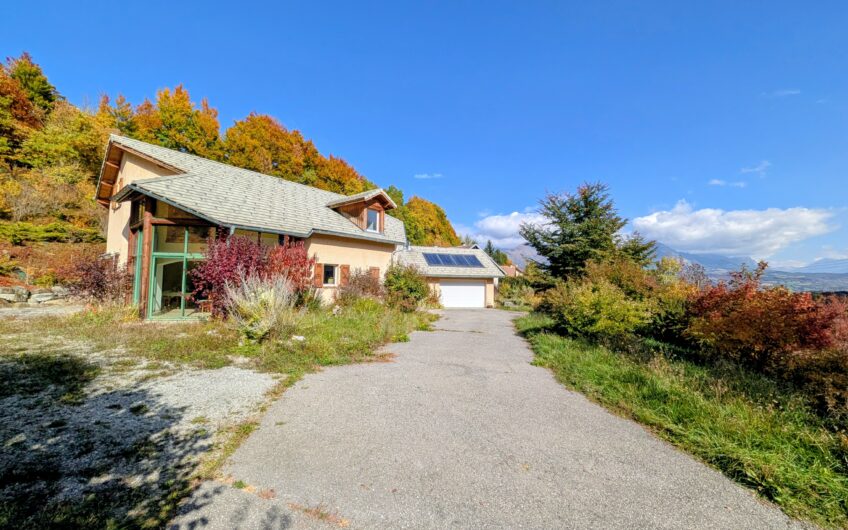 Maison d’architecte T4 de 190 m² environ sur un terrain de 2365 m²