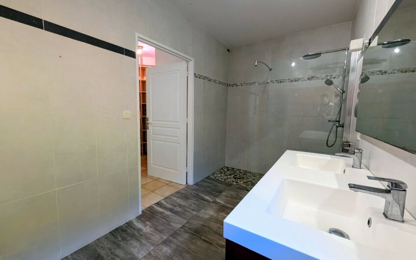 Maison d’architecte T4 de 190 m² environ sur un terrain de 2365 m²