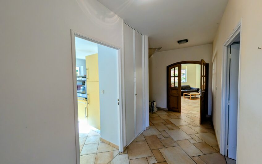 Maison d’architecte T4 de 190 m² environ sur un terrain de 2365 m²