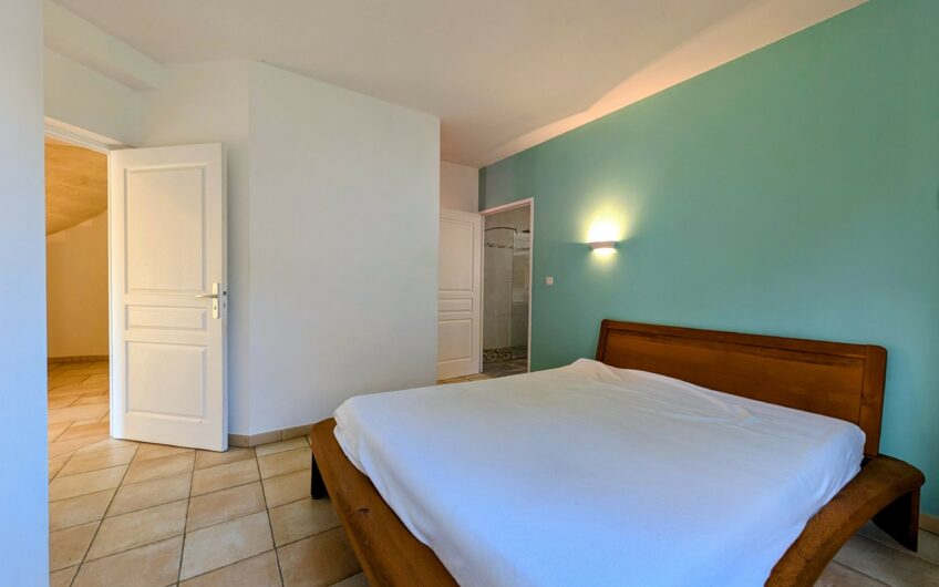 Maison d’architecte T4 de 190 m² environ sur un terrain de 2365 m²