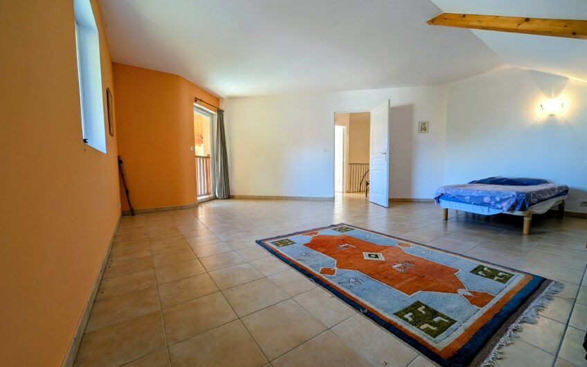 Maison d’architecte T4 de 190 m² environ sur un terrain de 2365 m²