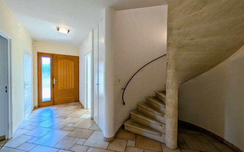 Maison d’architecte T4 de 190 m² environ sur un terrain de 2365 m²