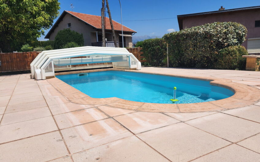 VILLA DE 245 M² AVEC 2 LOGEMENTS T5, PISCINE ET NOMBREUSES ANNEXES