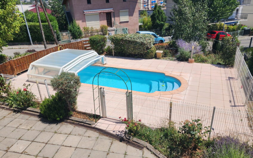 VILLA DE 245 M² AVEC 2 LOGEMENTS T5, PISCINE ET NOMBREUSES ANNEXES