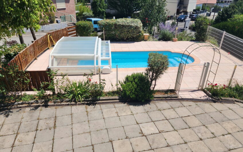 VILLA DE 245 M² AVEC 2 LOGEMENTS T5, PISCINE ET NOMBREUSES ANNEXES