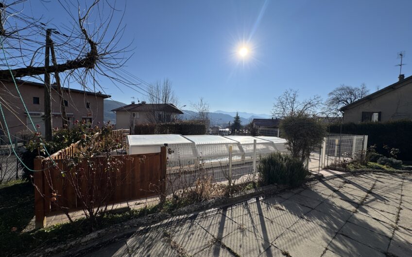 VILLA DE 245 M² AVEC 2 LOGEMENTS T5, PISCINE ET NOMBREUSES ANNEXES