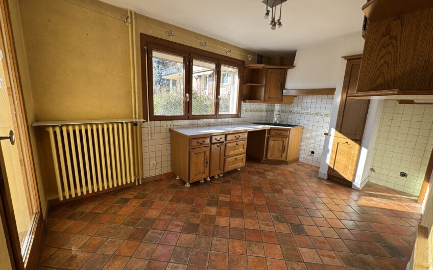 VILLA DE 245 M² AVEC 2 LOGEMENTS T5, PISCINE ET NOMBREUSES ANNEXES