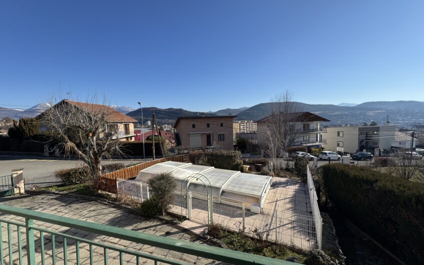 VILLA DE 245 M² AVEC 2 LOGEMENTS T5, PISCINE ET NOMBREUSES ANNEXES