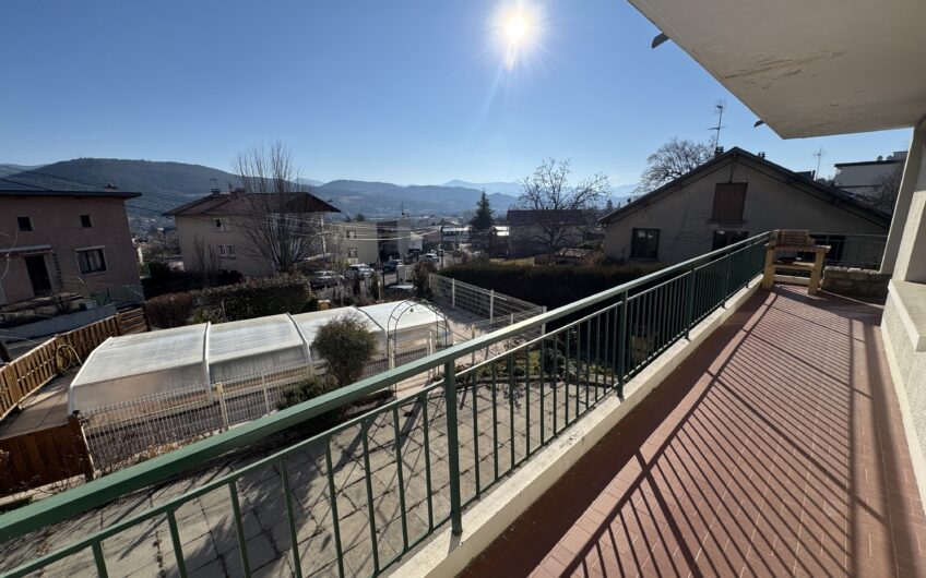 VILLA DE 245 M² AVEC 2 LOGEMENTS T5, PISCINE ET NOMBREUSES ANNEXES