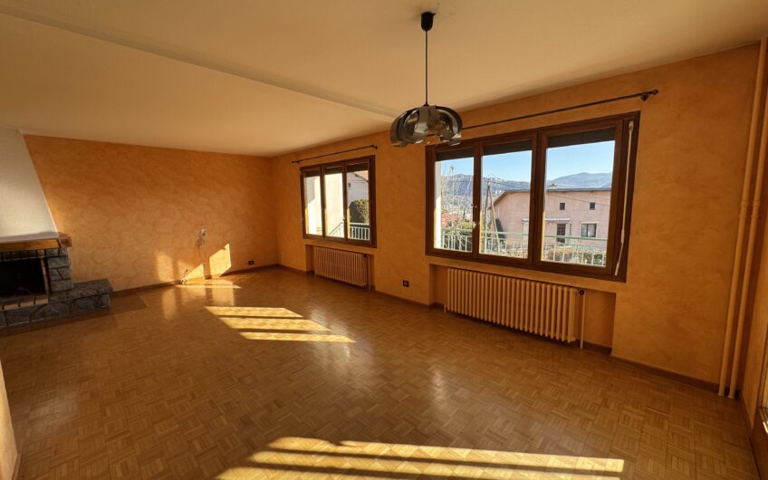 VILLA DE 245 M² AVEC 2 LOGEMENTS T5, PISCINE ET NOMBREUSES ANNEXES