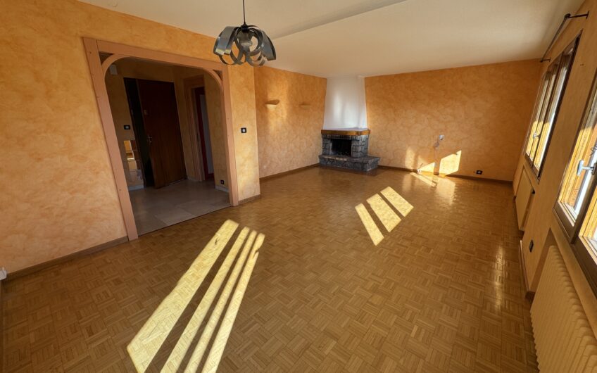 VILLA DE 245 M² AVEC 2 LOGEMENTS T5, PISCINE ET NOMBREUSES ANNEXES