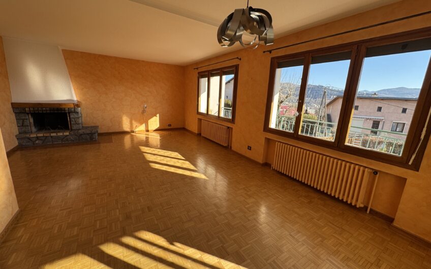 VILLA DE 245 M² AVEC 2 LOGEMENTS T5, PISCINE ET NOMBREUSES ANNEXES