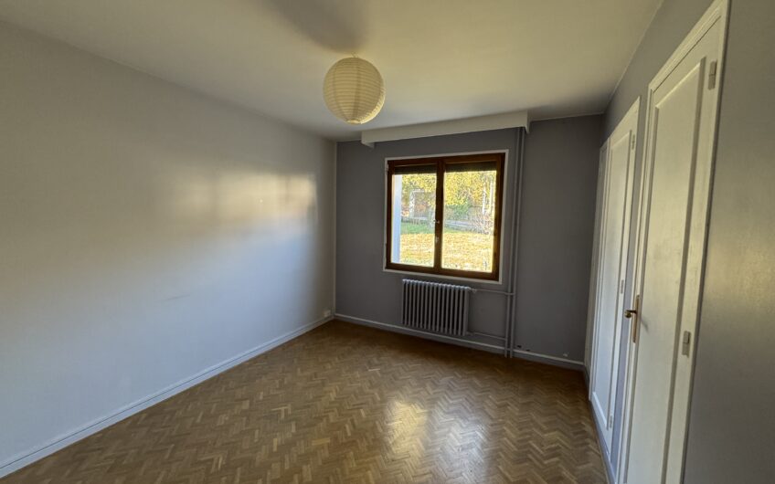 VILLA DE 245 M² AVEC 2 LOGEMENTS T5, PISCINE ET NOMBREUSES ANNEXES