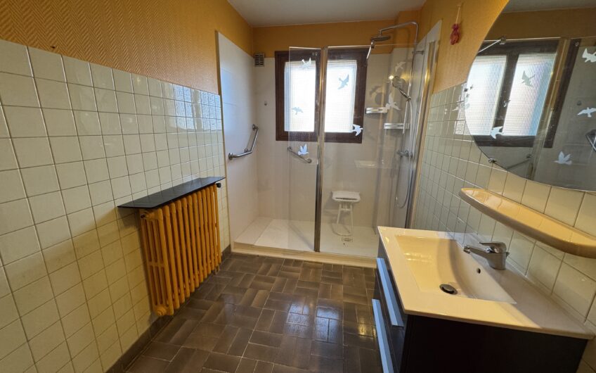 VILLA DE 245 M² AVEC 2 LOGEMENTS T5, PISCINE ET NOMBREUSES ANNEXES