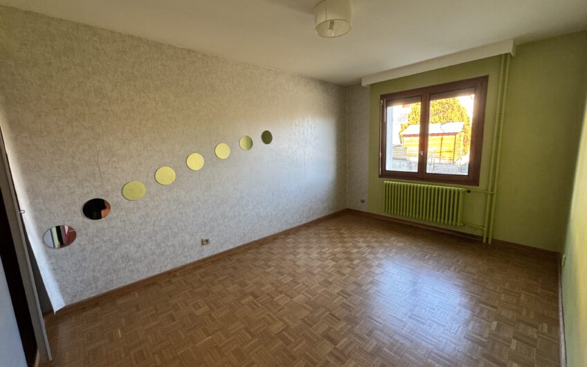 VILLA DE 245 M² AVEC 2 LOGEMENTS T5, PISCINE ET NOMBREUSES ANNEXES