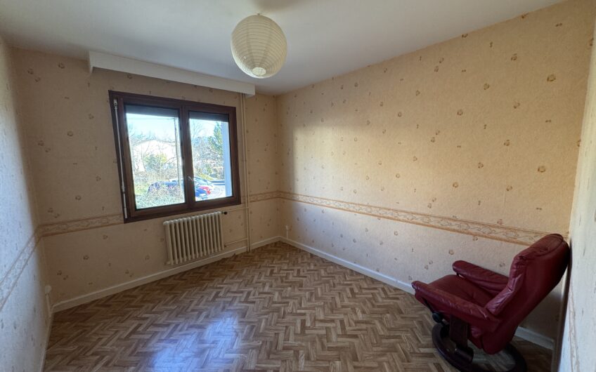 VILLA DE 245 M² AVEC 2 LOGEMENTS T5, PISCINE ET NOMBREUSES ANNEXES