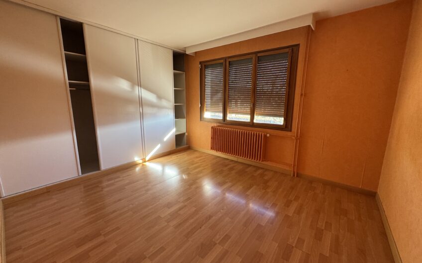 VILLA DE 245 M² AVEC 2 LOGEMENTS T5, PISCINE ET NOMBREUSES ANNEXES