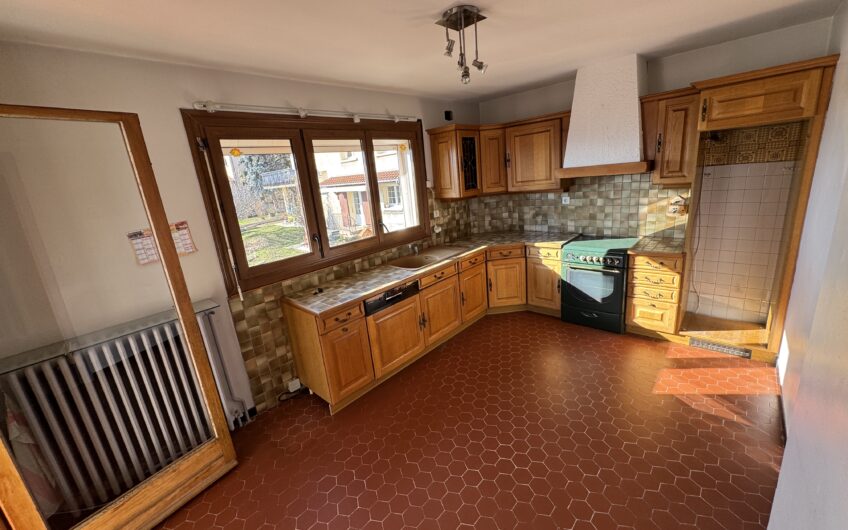 VILLA DE 245 M² AVEC 2 LOGEMENTS T5, PISCINE ET NOMBREUSES ANNEXES