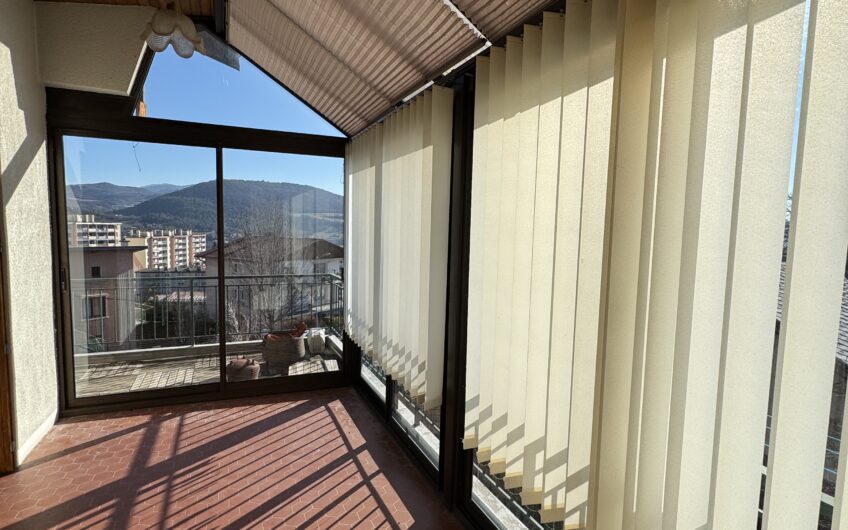 VILLA DE 245 M² AVEC 2 LOGEMENTS T5, PISCINE ET NOMBREUSES ANNEXES