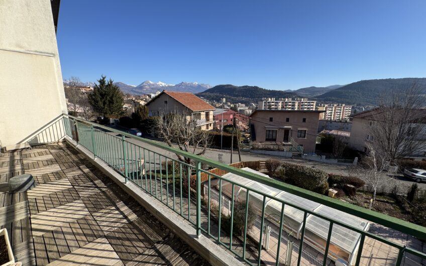 VILLA DE 245 M² AVEC 2 LOGEMENTS T5, PISCINE ET NOMBREUSES ANNEXES