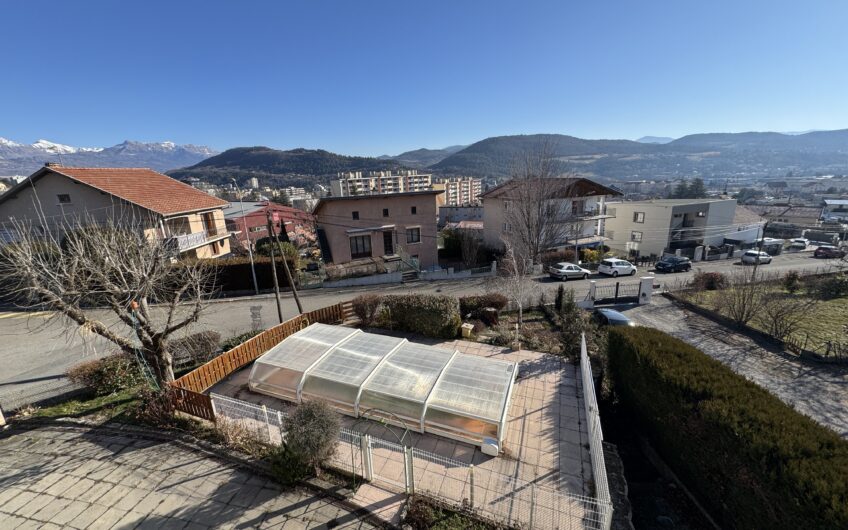 VILLA DE 245 M² AVEC 2 LOGEMENTS T5, PISCINE ET NOMBREUSES ANNEXES