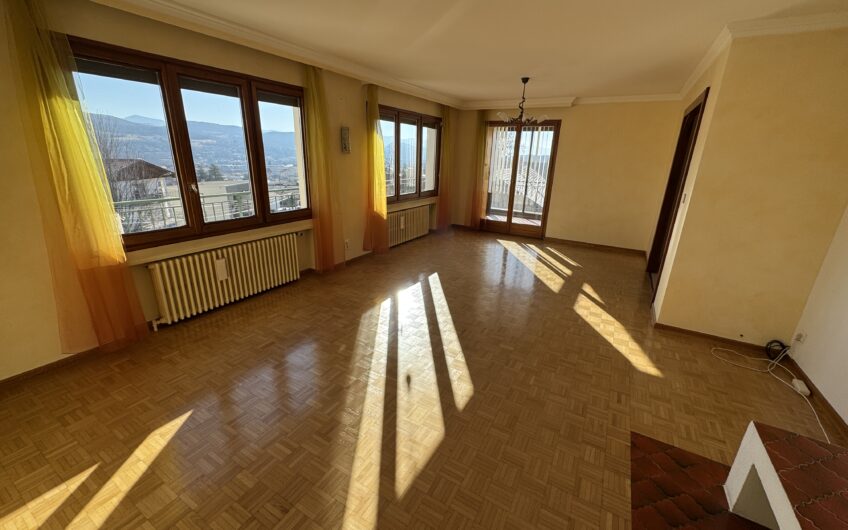 VILLA DE 245 M² AVEC 2 LOGEMENTS T5, PISCINE ET NOMBREUSES ANNEXES