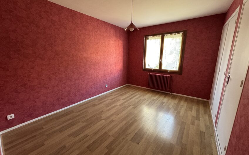 VILLA DE 245 M² AVEC 2 LOGEMENTS T5, PISCINE ET NOMBREUSES ANNEXES