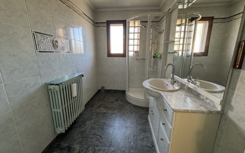 VILLA DE 245 M² AVEC 2 LOGEMENTS T5, PISCINE ET NOMBREUSES ANNEXES