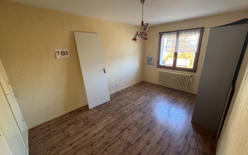 VILLA DE 245 M² AVEC 2 LOGEMENTS T5, PISCINE ET NOMBREUSES ANNEXES