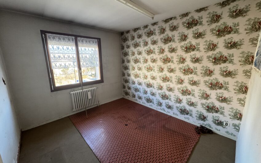 VILLA DE 245 M² AVEC 2 LOGEMENTS T5, PISCINE ET NOMBREUSES ANNEXES