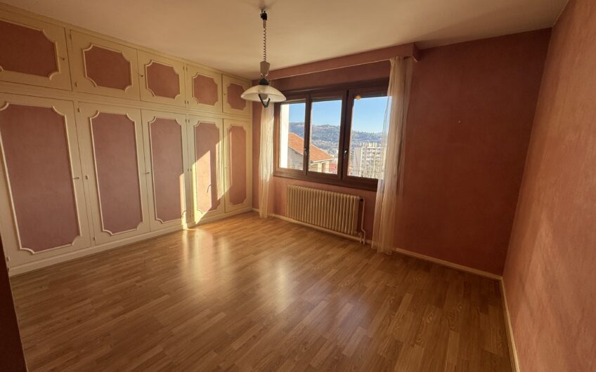 VILLA DE 245 M² AVEC 2 LOGEMENTS T5, PISCINE ET NOMBREUSES ANNEXES