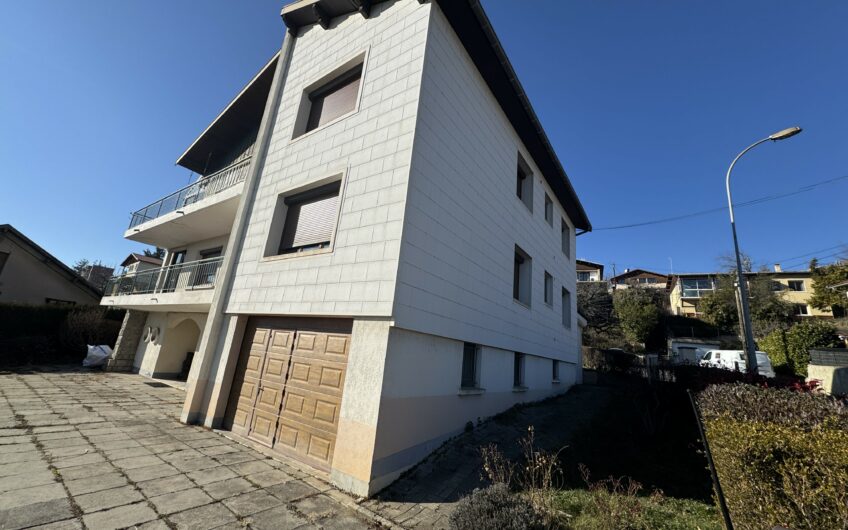 VILLA DE 245 M² AVEC 2 LOGEMENTS T5, PISCINE ET NOMBREUSES ANNEXES