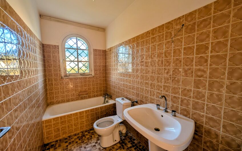 Villa d&rsquo;architecte composée de 2 appartements sur un terrain de plus de 2656 m²