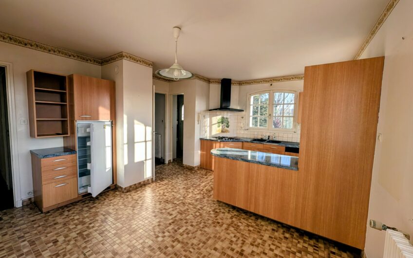 Villa d&rsquo;architecte composée de 2 appartements sur un terrain de plus de 2656 m²