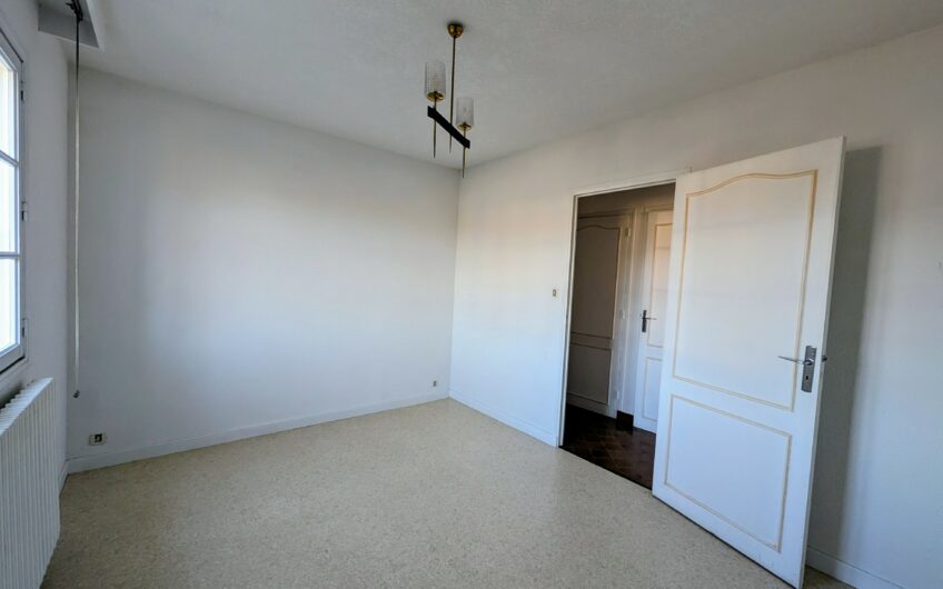 Villa d&rsquo;architecte composée de 2 appartements sur un terrain de plus de 2656 m²