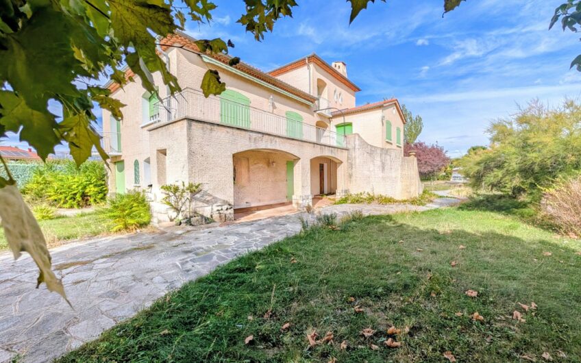 Villa d&rsquo;architecte composée de 2 appartements sur un terrain de plus de 2656 m²