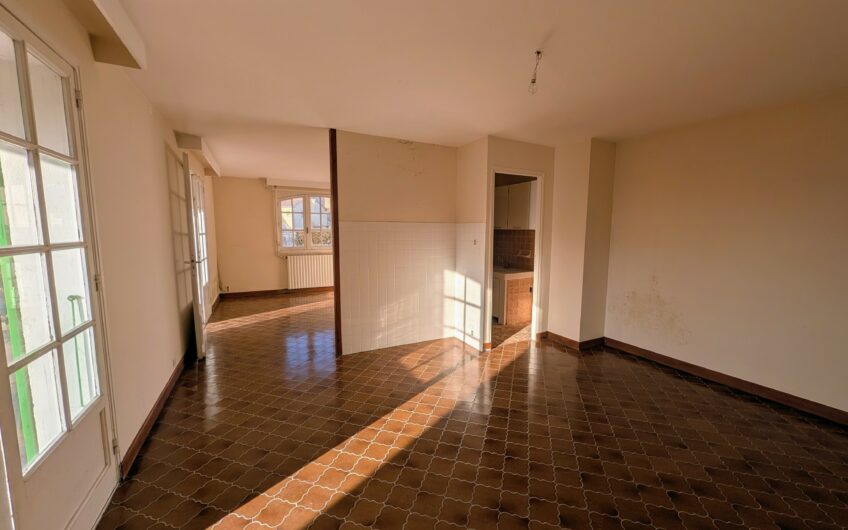 Villa d&rsquo;architecte composée de 2 appartements sur un terrain de plus de 2656 m²