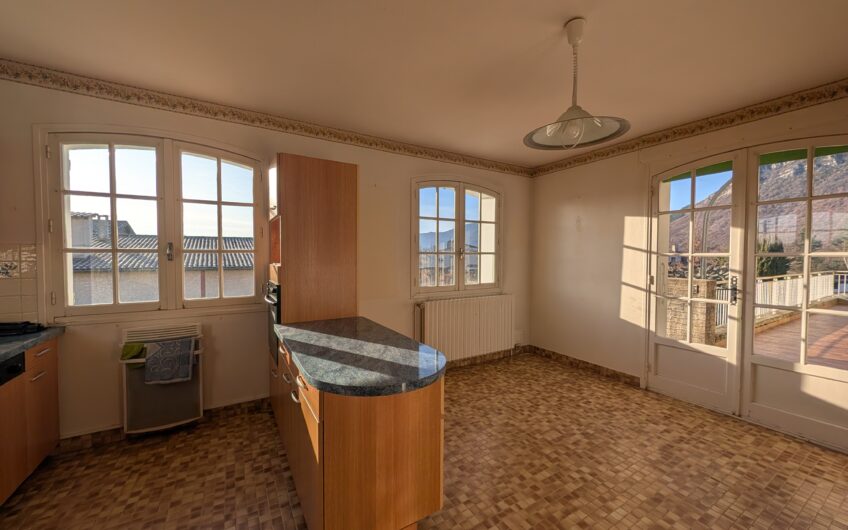 Villa d&rsquo;architecte composée de 2 appartements sur un terrain de plus de 2656 m²