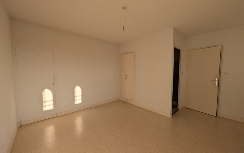 Villa d&rsquo;architecte composée de 2 appartements sur un terrain de plus de 2656 m²