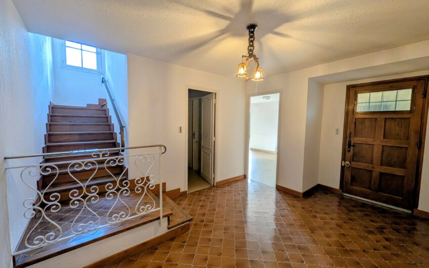 Villa d&rsquo;architecte composée de 2 appartements sur un terrain de plus de 2656 m²