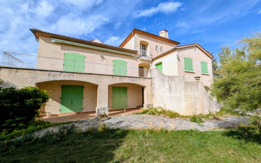 Villa d&rsquo;architecte composée de 2 appartements sur un terrain de plus de 2656 m²