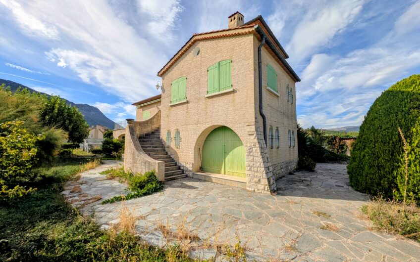 Villa d&rsquo;architecte composée de 2 appartements sur un terrain de plus de 2656 m²