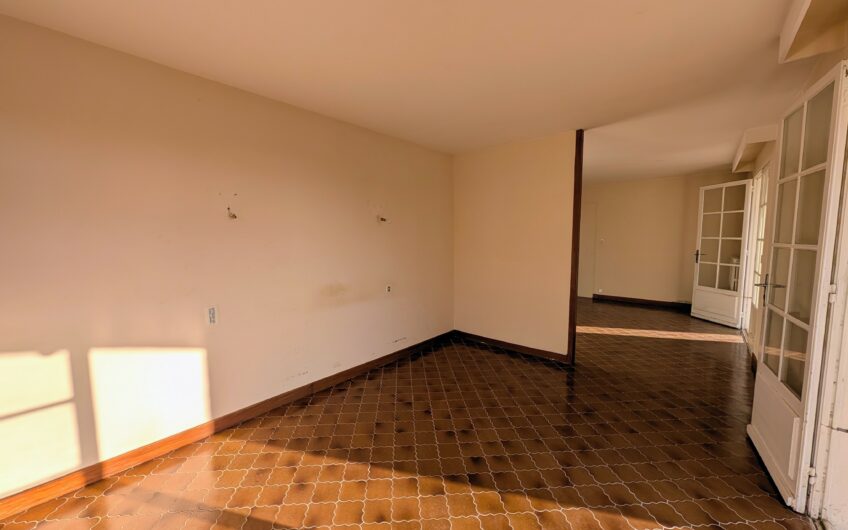 Villa d&rsquo;architecte composée de 2 appartements sur un terrain de plus de 2656 m²